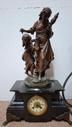 Bronzen beeld met klok (tafelklok) en marmeren onderstel, Antiek en Kunst, Antiek | Klokken, Ophalen