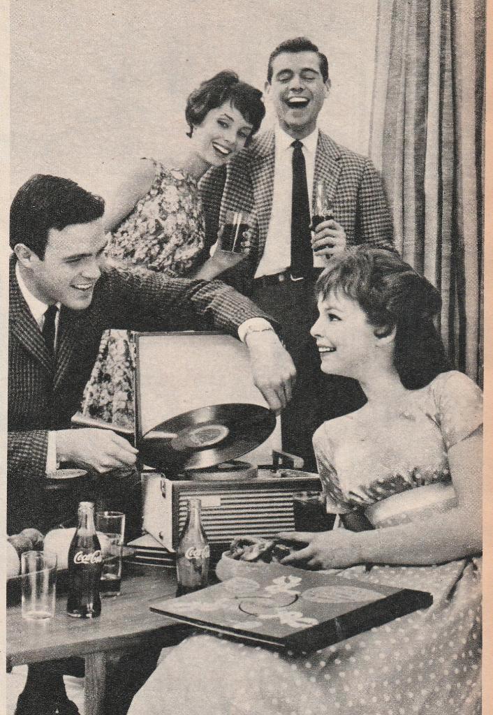 Retro reclame 1962 Coca-Cola frisdrank samen LP's draaien, Verzamelen, Retro, Overige typen, Verzenden