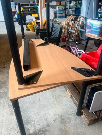 1 Bureau voor €25 beschikbaar voor biedingen