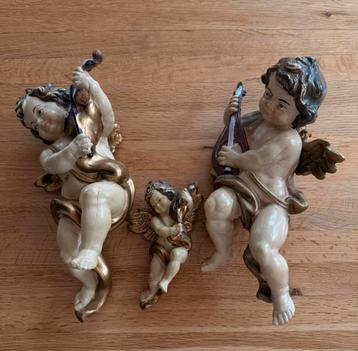 3 Engelen waarvan 2 groot en een klein. beschikbaar voor biedingen