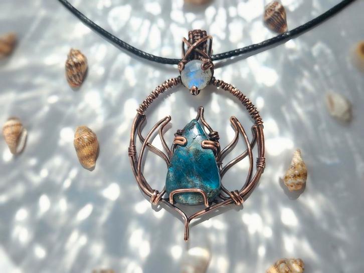 Moonborn lotus, handgemaakt wire wrap hanger., Sieraden, Tassen en Uiterlijk, Kettingen, Nieuw, Overige materialen, Blauw, Met edelsteen