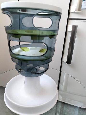 Voedertoren voor katten. beschikbaar voor biedingen