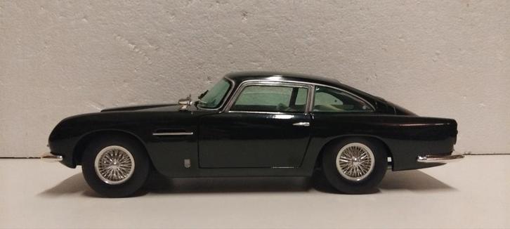 Aston Martin DB 5 British racing green CHrono metal 1:18 KRD, Hobby en Vrije tijd, Modelauto's | 1:18, Zo goed als nieuw, Auto