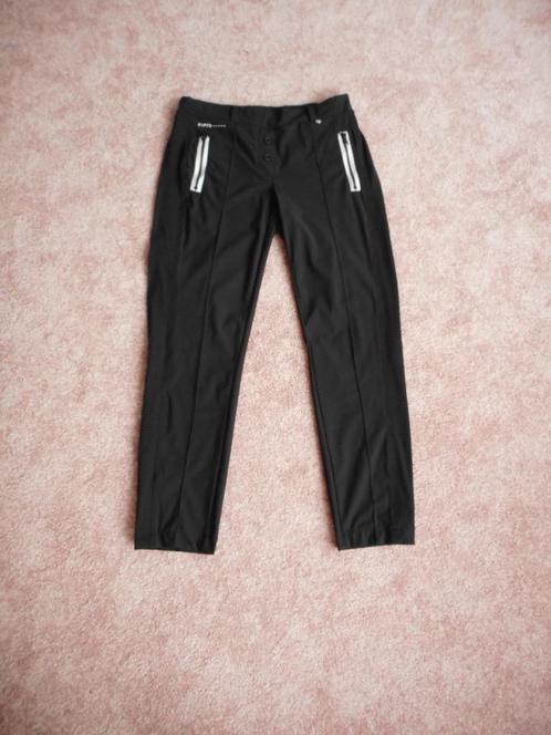 ZIP73 leuke zwarte travelstof broek met bies maat 31 = 40, Kleding | Dames, Broeken en Pantalons, Zo goed als nieuw, Maat 38/40 (M)
