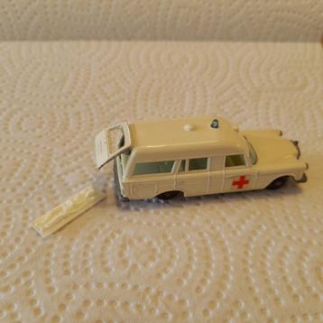 Matchbox Mercedes Benz ambulance met originele patient beschikbaar voor biedingen