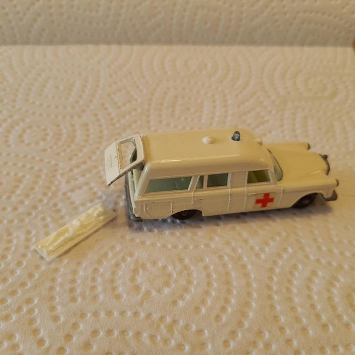 Matchbox Mercedes Benz ambulance met originele patient, Hobby en Vrije tijd, Modelauto's | Overige schalen, Gebruikt, Auto, Ophalen of Verzenden