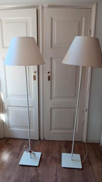 2 hoge vloerlampen met witte kap beschikbaar voor biedingen