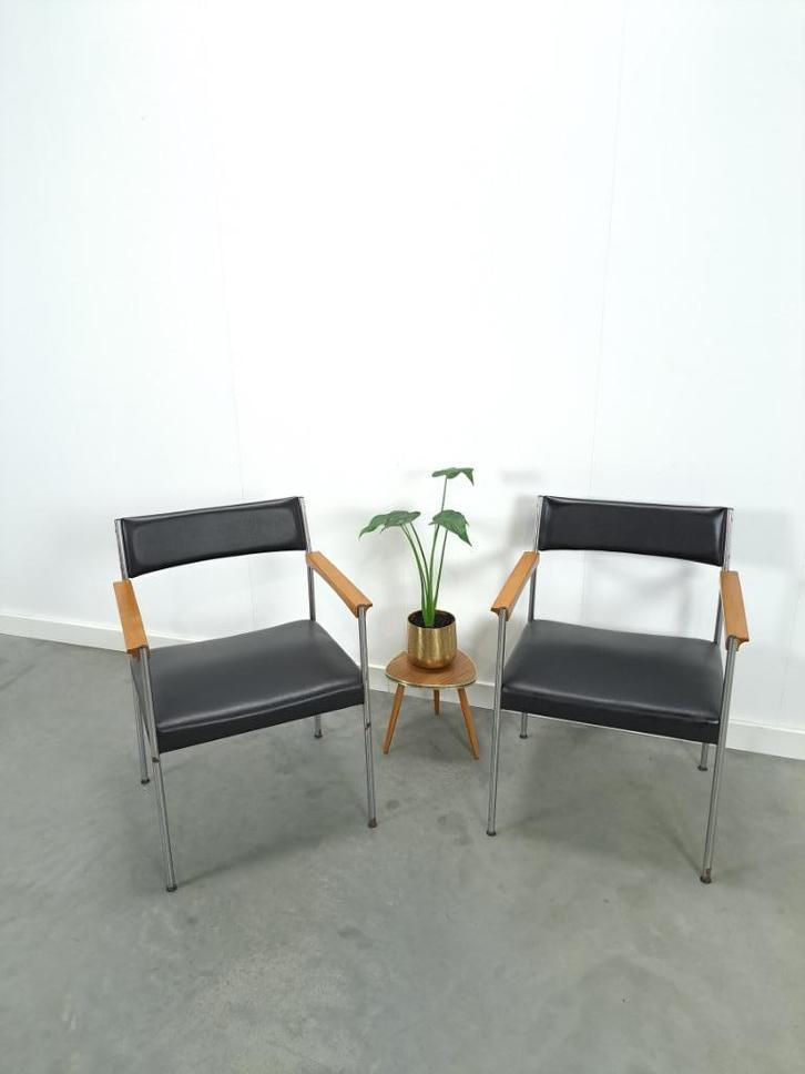 Stoelen DDR met chromen onderstel en zwarte bekleding, Huis en Inrichting, Stoelen, Gebruikt, Twee, Hout, Metaal, Overige materialen