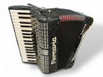 Piermaria 96 bas shanty accordeon + garantie, Toetsaccordeon, Zo goed als nieuw, 96-bas, Met riemen