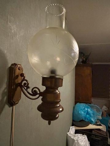 Antieke Wandlamp met Glazen Kap beschikbaar voor biedingen