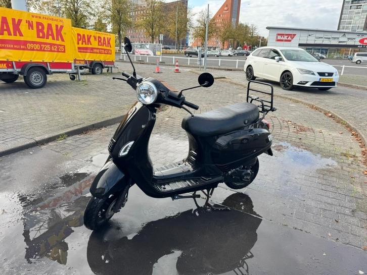 Milano DTS 2020 met 2 helmen + VINZ ART4 slot, Fietsen en Brommers, Snorfietsen en Snorscooters, Gebruikt, Overige merken, Benzine