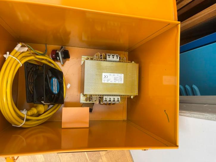 trafo / omvormer NIEUW240 / 110 Volt, Doe-het-zelf en Verbouw, Elektra en Kabels, Nieuw, Overige typen, Ophalen