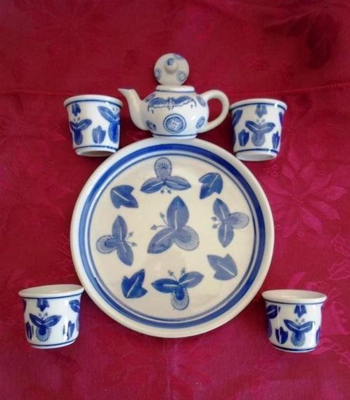 Miniatuur Theesetje: Theepotje en 4 napjes op dienblad, Antiek en Kunst, Curiosa en Brocante, Ophalen of Verzenden