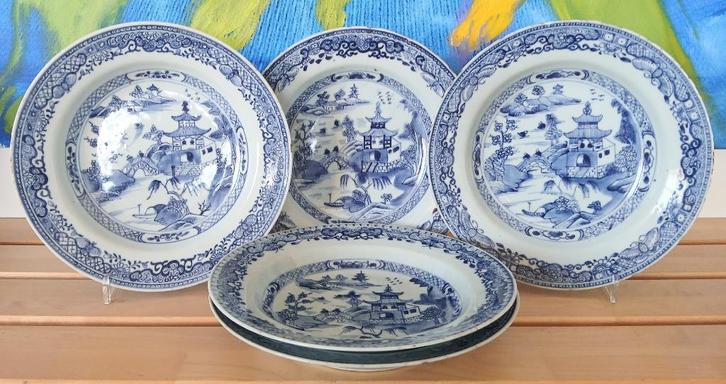 Een set van vijf Chinese blauw wit porseleinen borden, Antiek en Kunst, Antiek | Porselein, Ophalen of Verzenden