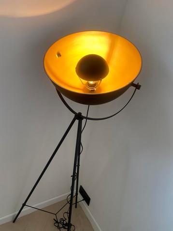 Industriele lamp zwart / goud beschikbaar voor biedingen