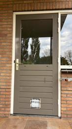 Kwalitatieve hardhouten buitendeur met raam en kattenluik, Doe-het-zelf en Verbouw, Ophalen, 80 tot 100 cm, 200 tot 215 cm, Hout