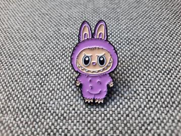 1 leuke paarse pin van een Labubu te koop beschikbaar voor biedingen