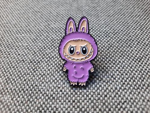 1 leuke paarse pin van een Labubu te koop, Verzamelen, Speldjes, Pins en Buttons, Nieuw, Speldje of Pin, Overige onderwerpen, Ophalen of Verzenden