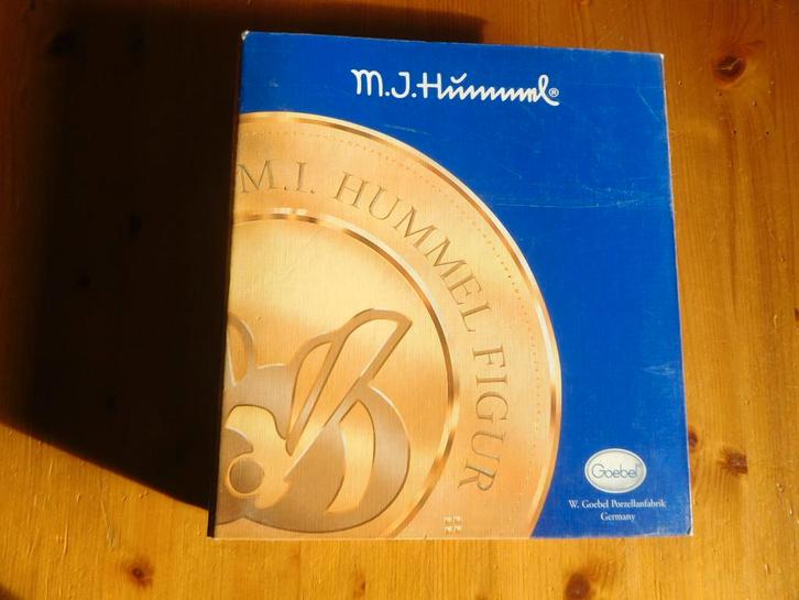 hummel- Goebel handelaren catalogus en prijslijst 1999, Verzamelen, Beelden en Beeldjes, Zo goed als nieuw, Hummel, Ophalen of Verzenden