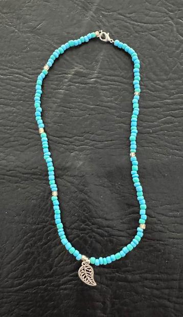 Nieuw ketting blauw met blad beschikbaar voor biedingen