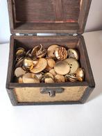 Vintage kistje met collectie goudkleurige knopen, Hobby en Vrije tijd, Naaien en Fournituren, Ophalen of Verzenden, Gebruikt, Knoop of Knopen