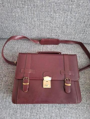 Mooie bordeauxrode leren tas beschikbaar voor biedingen