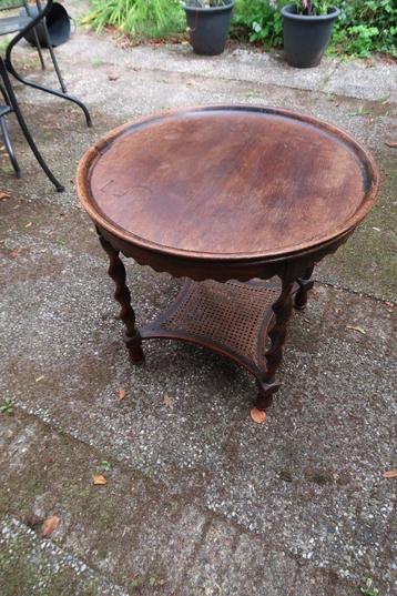 Houten bijzettafeltje uit oma's tijd. beschikbaar voor biedingen