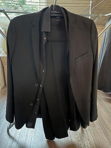 Net vol zwart pak met blouse maar S beschikbaar voor biedingen