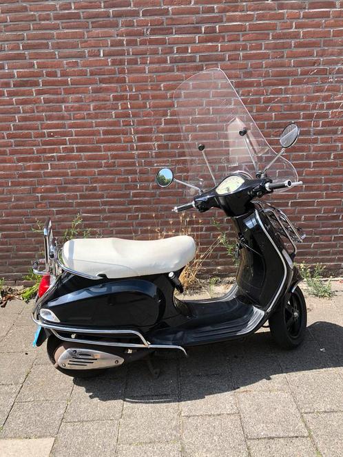 Vespa zwart blauwe plaat, Fietsen en Brommers, Scooters | Vespa, Zo goed als nieuw, Maximaal 25 km/u, Benzine, Ophalen