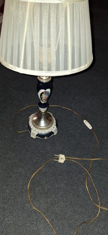 Vintage Schemerlampje met Bloemenmotief beschikbaar voor biedingen