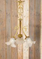 Oude antieke hanglamp met drie melkglazen kelken, Huis en Inrichting, Lampen | Hanglampen, Ophalen, Gebruikt, --, 50 tot 75 cm
