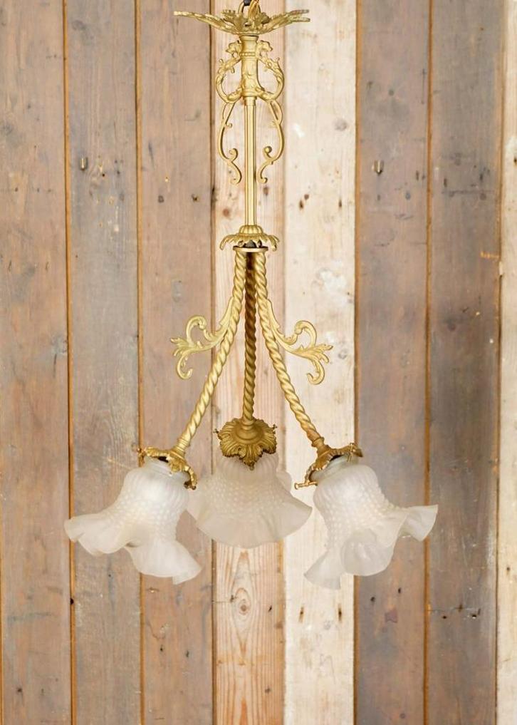 Oude antieke hanglamp met drie melkglazen kelken, Huis en Inrichting, Lampen | Hanglampen, Gebruikt, 50 tot 75 cm, Glas, Metaal