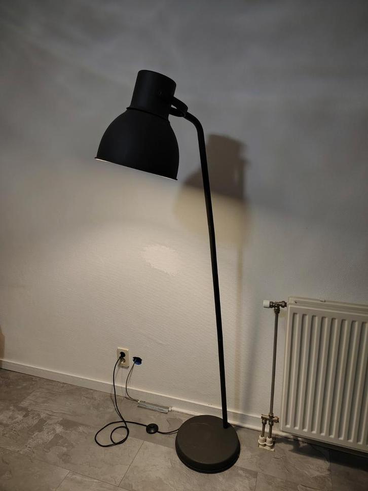 IKEA Hektar Vloerlamp Zwart - Goede Staat, Huis en Inrichting, Lampen | Vloerlampen, Gebruikt, 150 tot 200 cm, Metaal, Ophalen
