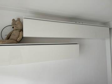 Hangkasten van Ikea, wit hoogglans.