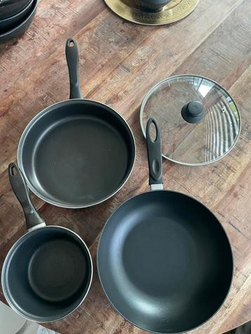 Set van 3 pannen beschikbaar voor biedingen