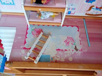 Houten poppenhuis beschikbaar voor biedingen