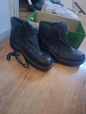 Nieuwe werkschoenen maat 42 beschikbaar voor biedingen