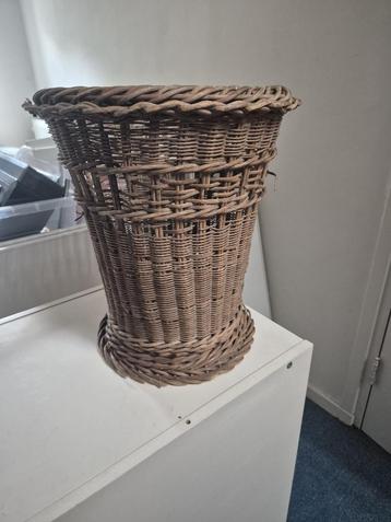 Rieten mand – vintage beschikbaar voor biedingen