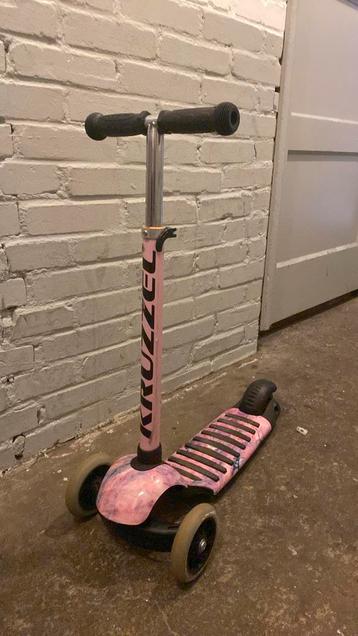 Roze step met lichtgevende wielen beschikbaar voor biedingen