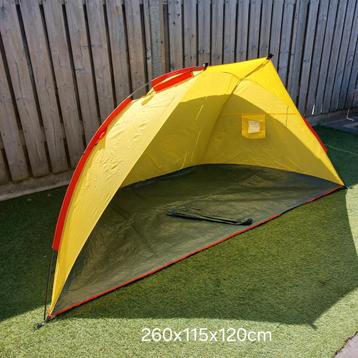 Strandtent windtent netjes beschikbaar voor biedingen