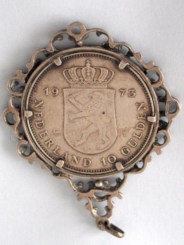Antieke hanger met Zilveren 10 gulden muntstuk beschikbaar voor biedingen