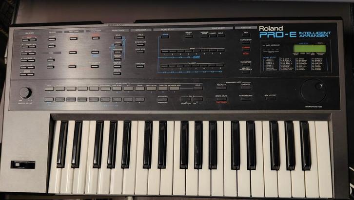 Roland Pro-E Intelligent Arranger Keyboard, Muziek en Instrumenten, Keyboards, Gebruikt, 61 toetsen, Roland, Aanslaggevoelig, Midi-aansluiting