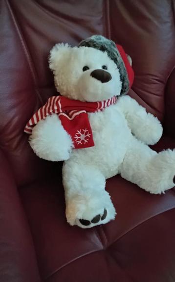 Schattige Witte Beer met Sjaal beschikbaar voor biedingen