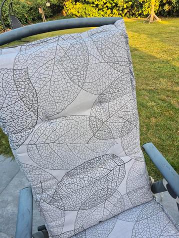 4 verstelbare  tuinstoelen met tuinkussens. 7 standen  beschikbaar voor biedingen