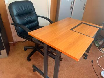 Verstelbaar bureau met wielen en verstelbare bureaustoel beschikbaar voor biedingen
