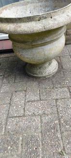 Betonnen bloembak/vaas 100 jaar oud., Tuin en Terras, Bloembakken en Plantenbakken, Ophalen, Rond, Tuin, Zo goed als nieuw