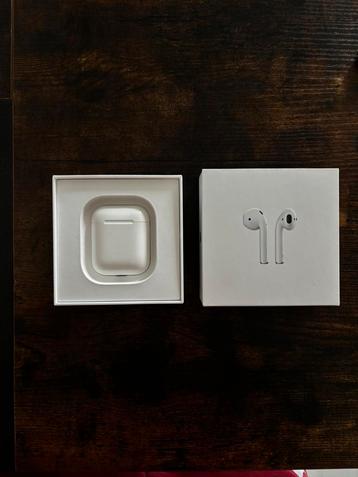 Airpods with charging case beschikbaar voor biedingen