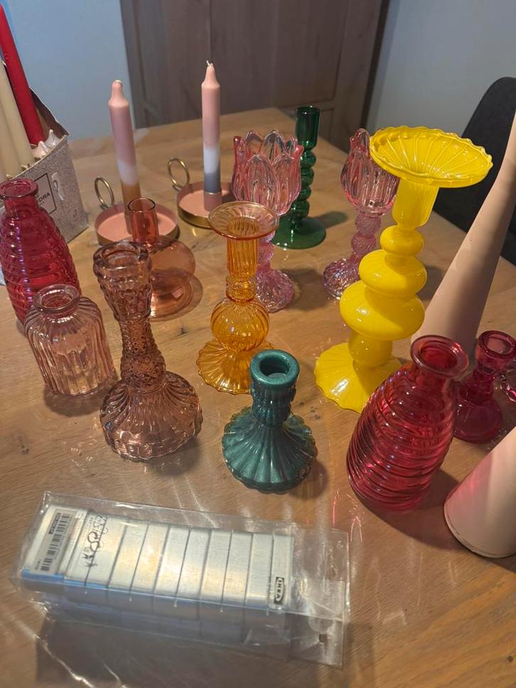 Kleurrijke kandelaars & vaasjes dinerkaarsen 21 diner, Huis en Inrichting, Woonaccessoires | Kandelaars en Kaarsen, Zo goed als nieuw