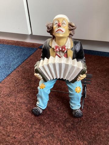 Clown Beeldje met Accordeon op Bankje beschikbaar voor biedingen