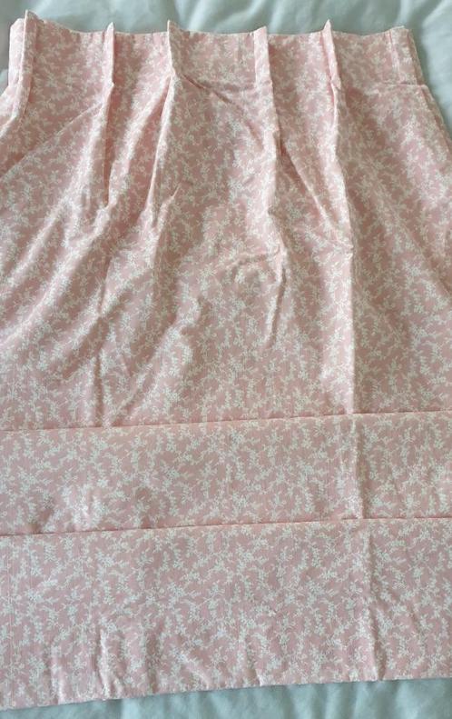 Vier gevoerde gordijnen roze met off-white bloemetjes, Huis en Inrichting, Stoffering | Gordijnen en Lamellen, Zo goed als nieuw